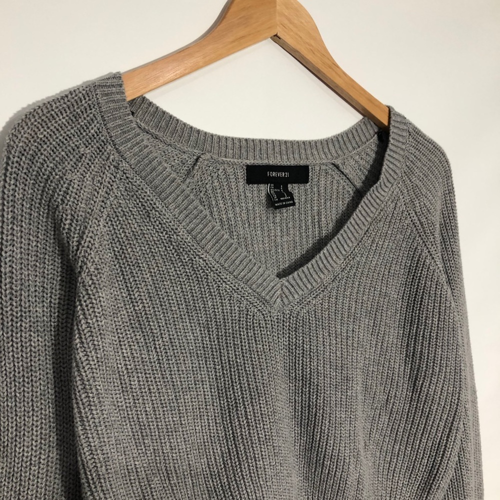Forever 21 Gray Cropped V-Neck Knit Sweater Small - Picture 4 of 8